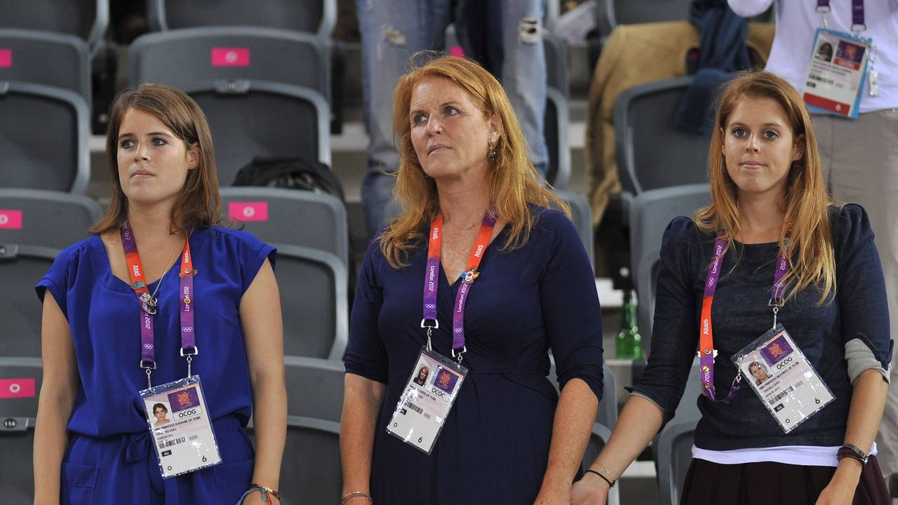 Prinzessin Eugenie (l.), Sarah Ferguson, Herzogin von York, und Prinzessin Beatrice (r.) besuchen das Bahnrad-Finale bei den Olympischen Spielen 2012 im Londoner Velodrom.