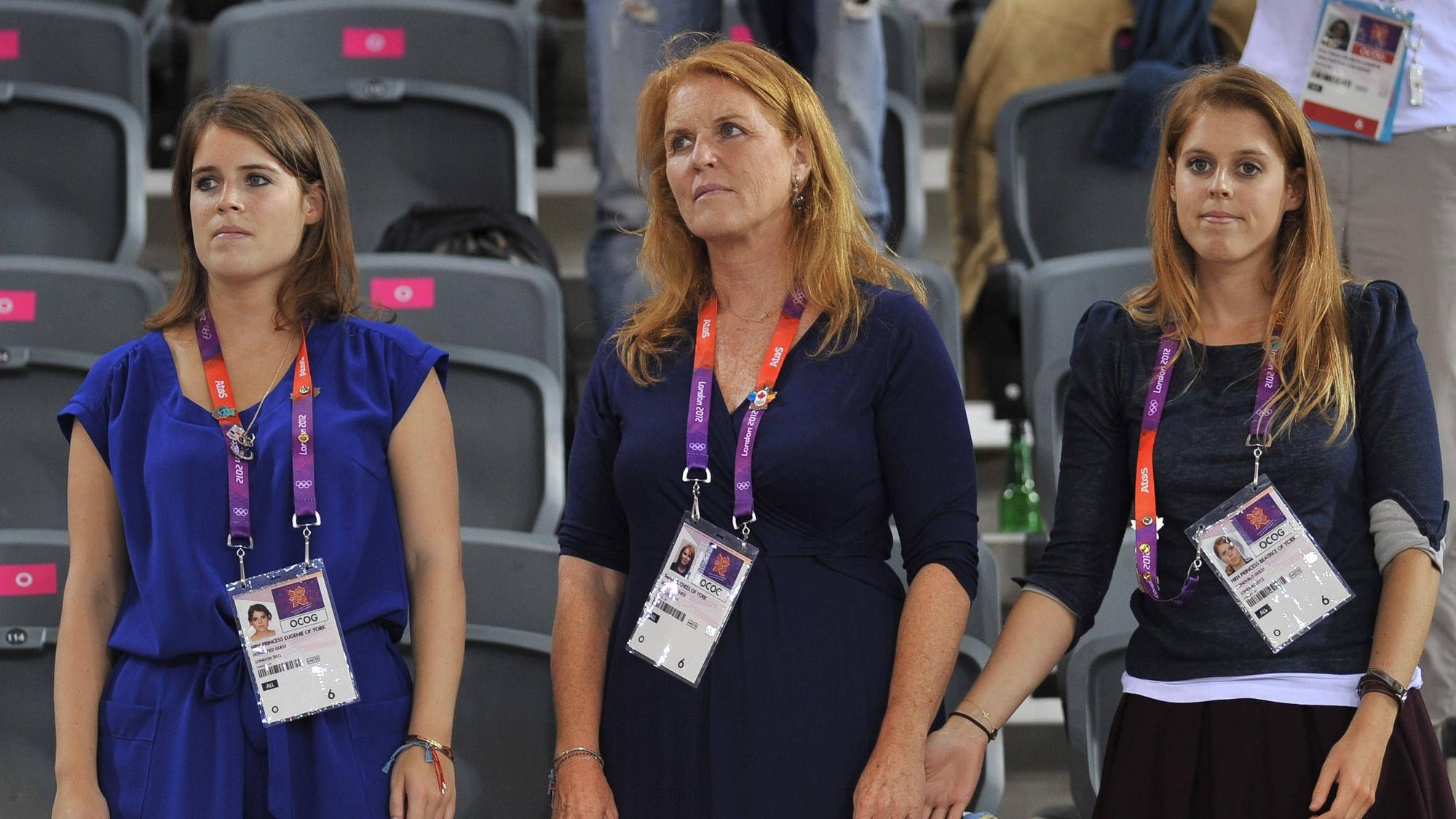 Prinzessin Eugenie (l.), Sarah Ferguson, Herzogin von York, und Prinzessin Beatrice (r.) besuchen das Bahnrad-Finale bei den Olympischen Spielen 2012 im Londoner Velodrom.