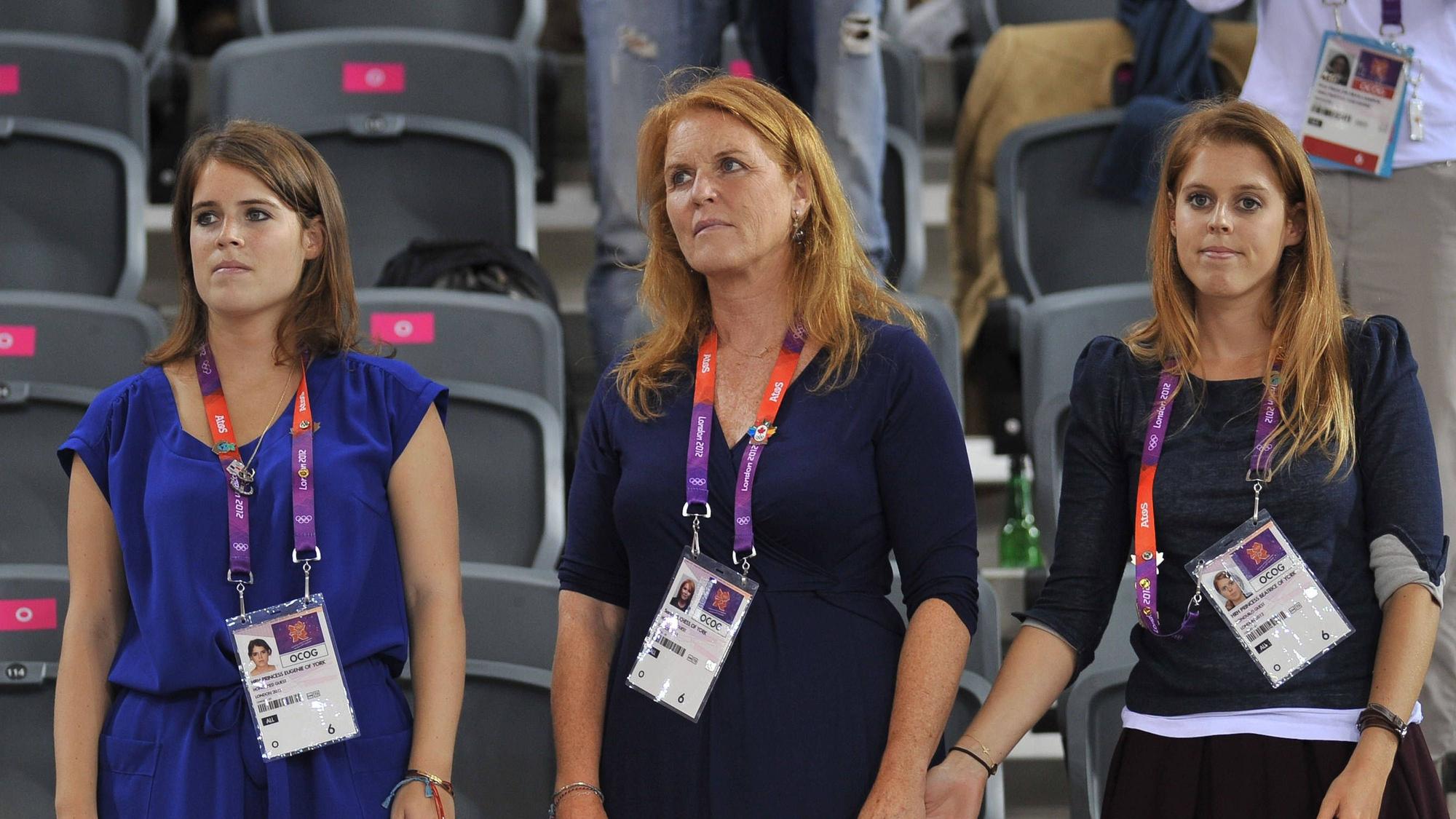 Prinzessin Eugenie, Sarah „Fergie“ Ferguson und Prinzessin Beatrice halten Hand.