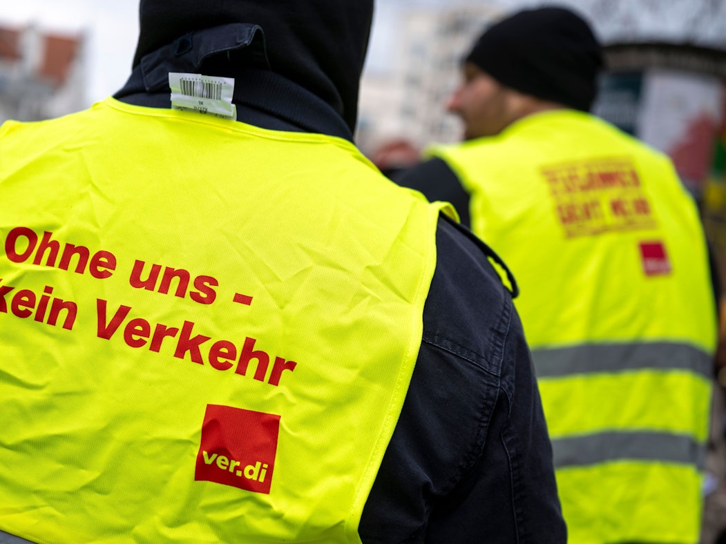Zwei Männer tragen Westen mit der Aufschrift "Ohne uns - kein Verkehr".