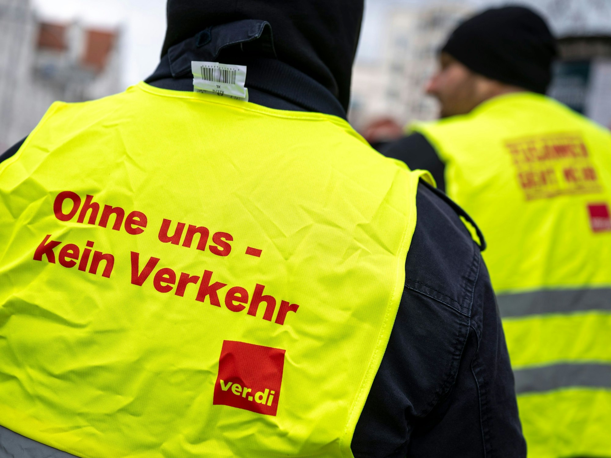 Zwei Männer tragen Westen mit der Aufschrift "Ohne uns - kein Verkehr".