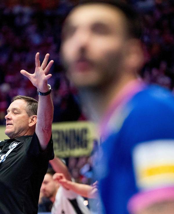 Trainer Alfred Gislason streckt jubelnd seine Arme hoch.
