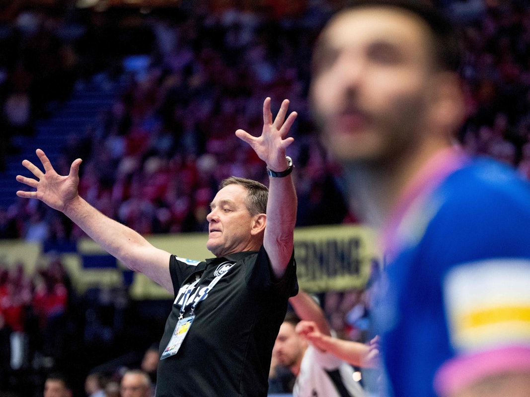 Trainer Alfred Gislason streckt jubelnd seine Arme hoch.