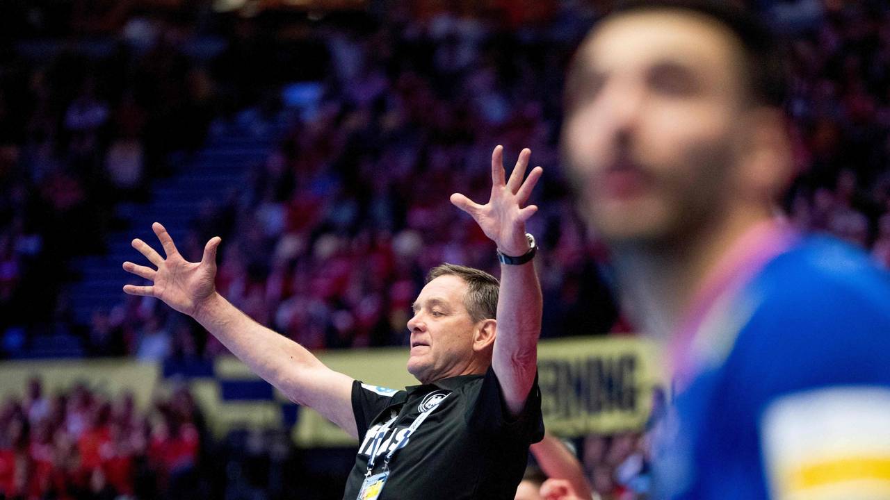 Trainer Alfred Gislason streckt jubelnd seine Arme hoch.