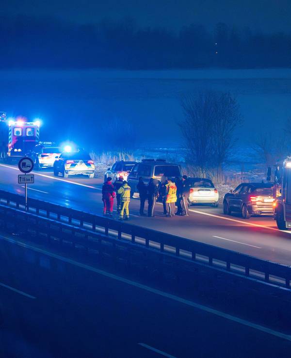 Einsatzkräfte und Fahrzeuge stehen auf der Autobahn. Wegen des Verdachts auf Sprengstoff ist die Autobahn 3 im bayerischen Landkreis Regensburg komplett gesperrt.