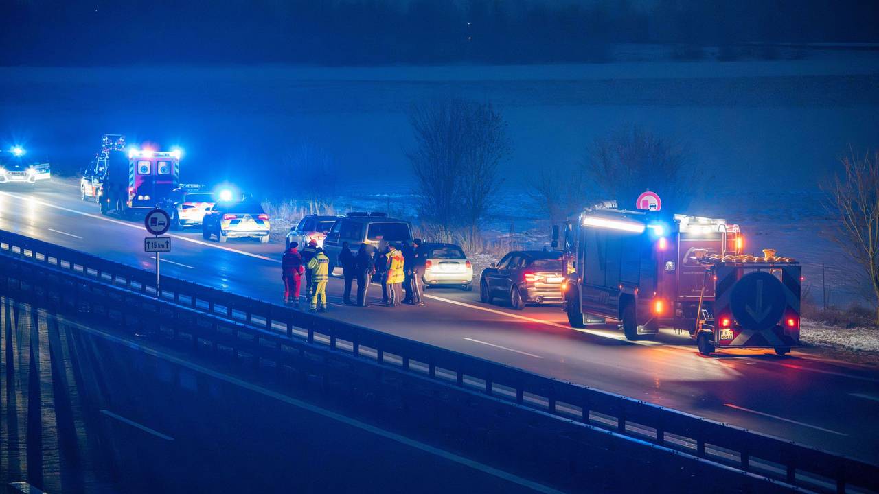 Einsatzkräfte und Fahrzeuge stehen auf der Autobahn. Wegen des Verdachts auf Sprengstoff ist die Autobahn 3 im bayerischen Landkreis Regensburg komplett gesperrt.