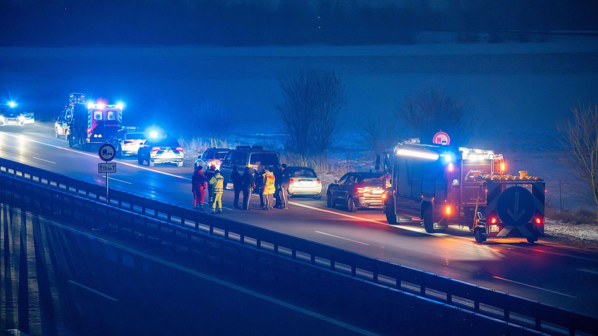 Einsatzkräfte und Fahrzeuge stehen auf der Autobahn. Wegen des Verdachts auf Sprengstoff ist die Autobahn 3 im bayerischen Landkreis Regensburg komplett gesperrt.