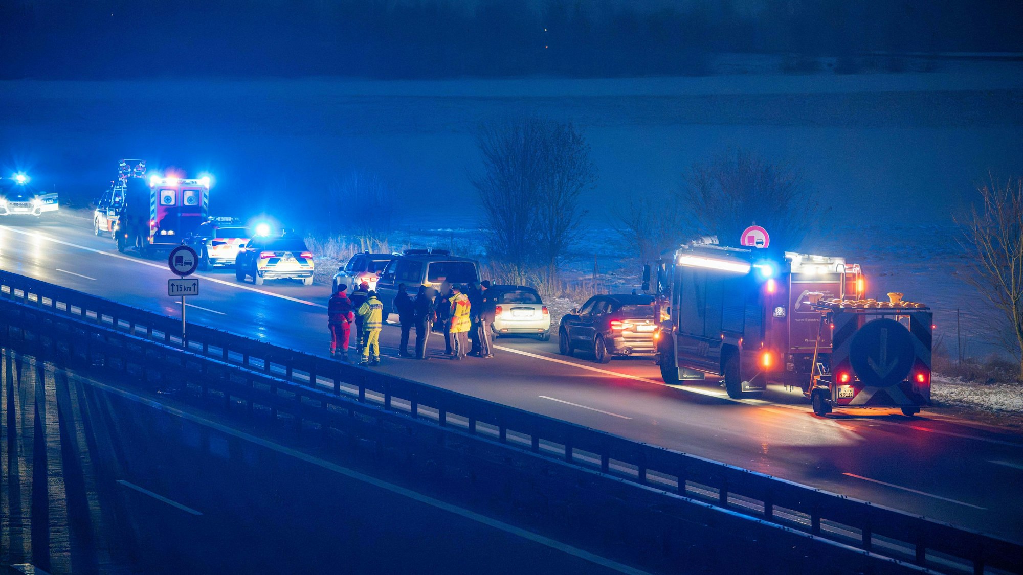 Einsatzkräfte und Fahrzeuge stehen auf der Autobahn. Wegen des Verdachts auf Sprengstoff ist die Autobahn 3 im bayerischen Landkreis Regensburg komplett gesperrt.