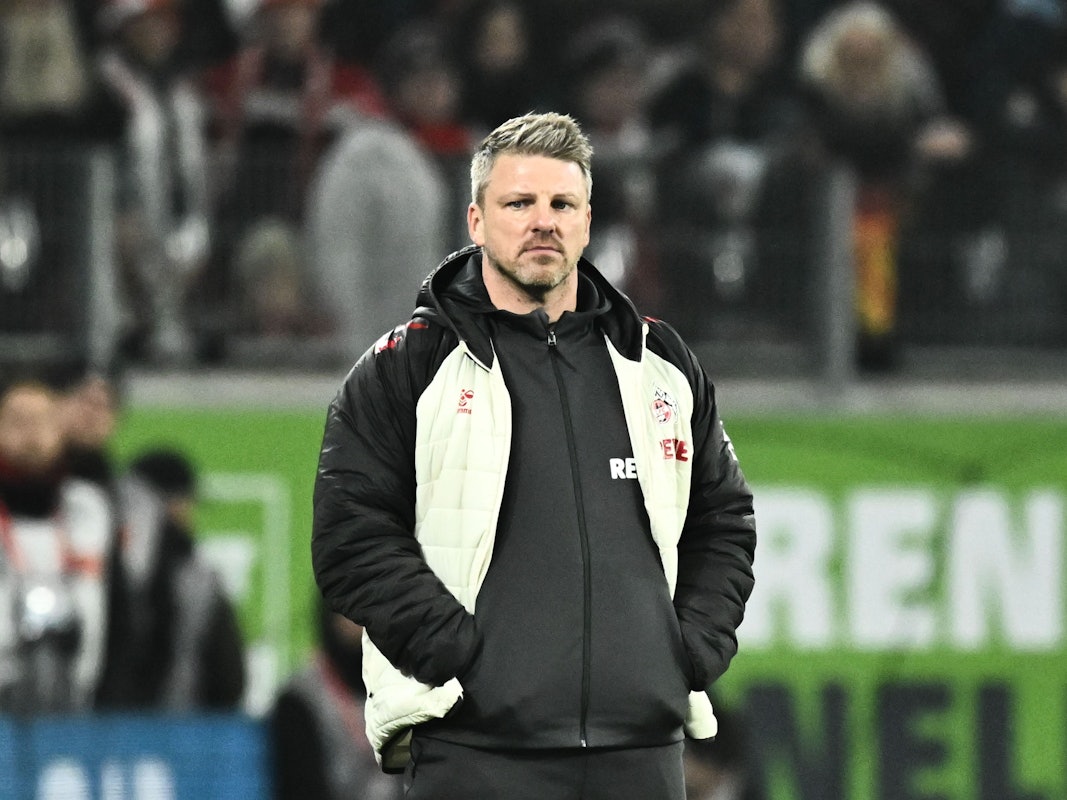 Trainer Lukas Kwasniok steht an der Seitenlinie.