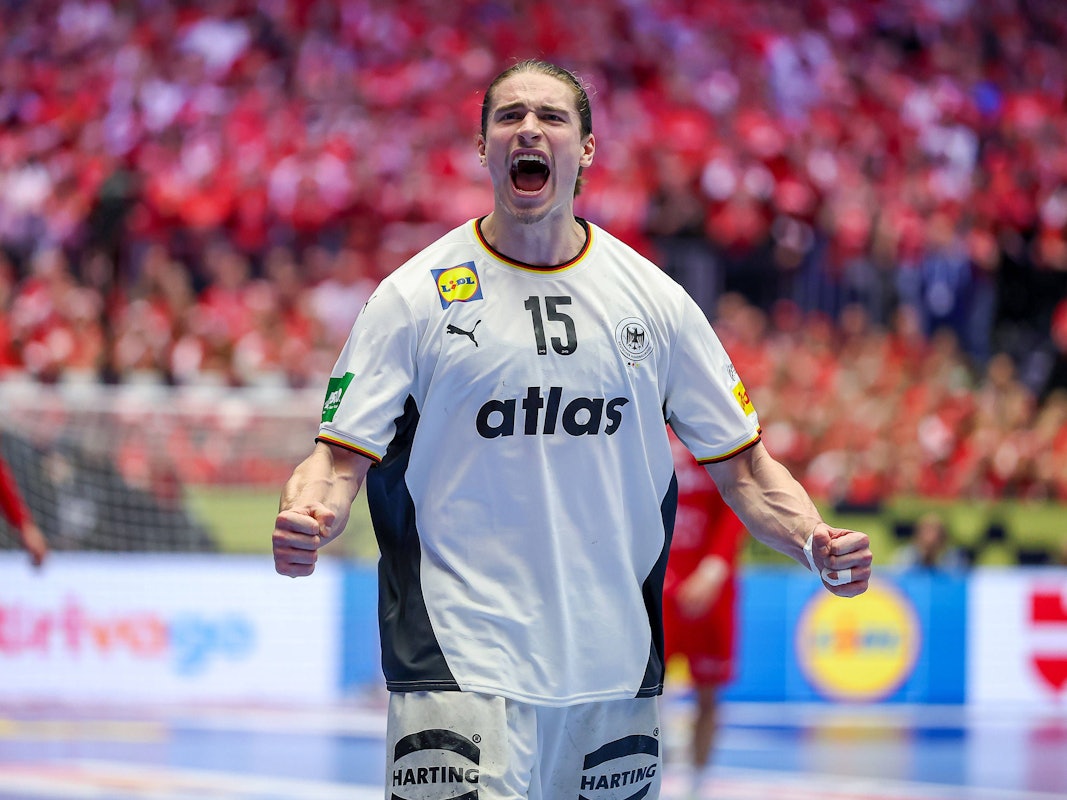 Juri Knorr jubelt lauthals beim Spiel gegen Kroatien.