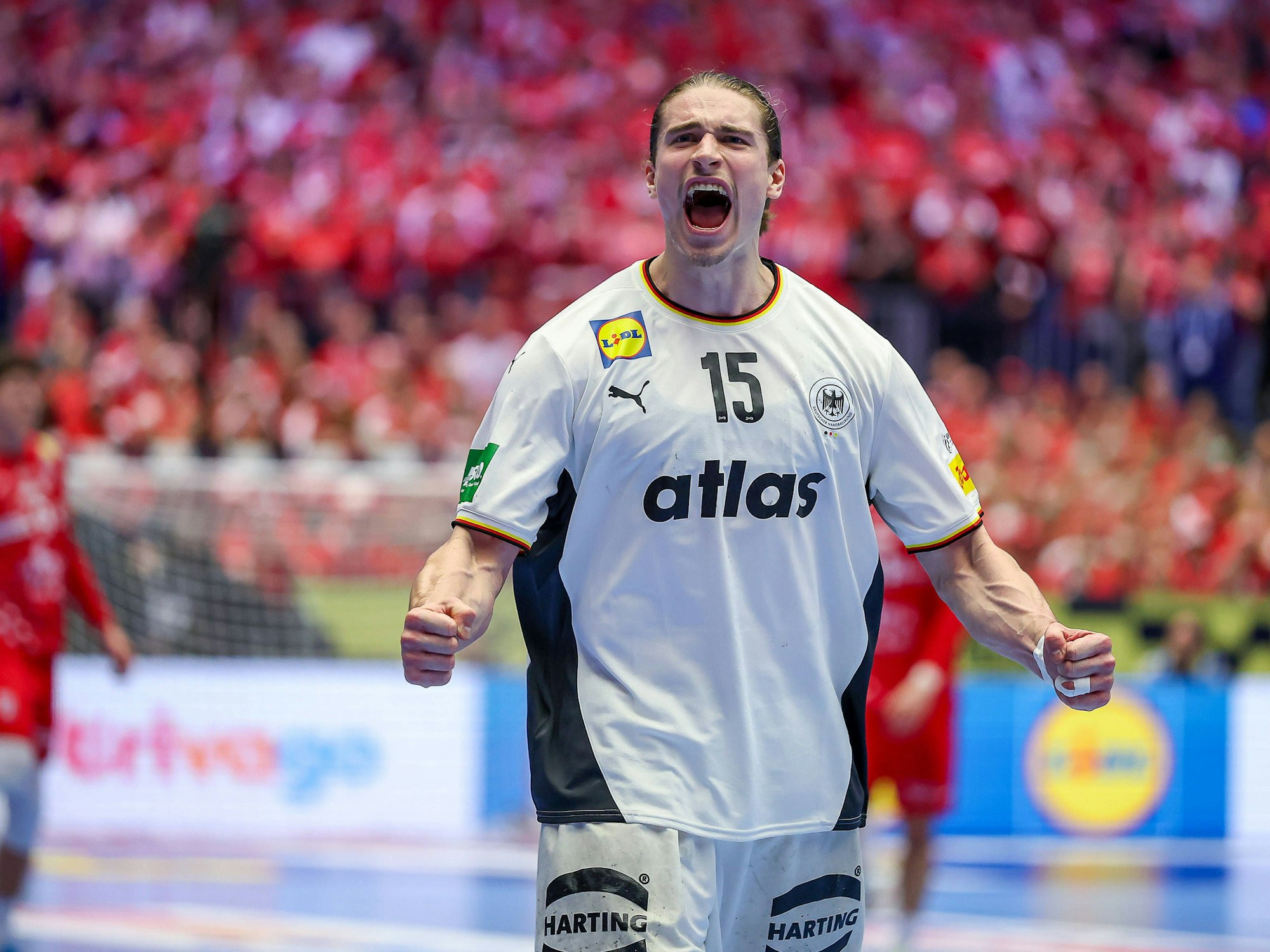 Juri Knorr jubelt lauthals beim Spiel gegen Kroatien.