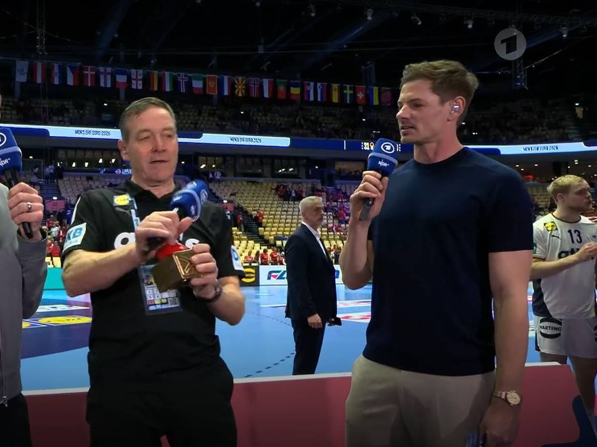 Alfred Gislason testet den Buzzer, den ihm Dominik Klein geschenkt hat.