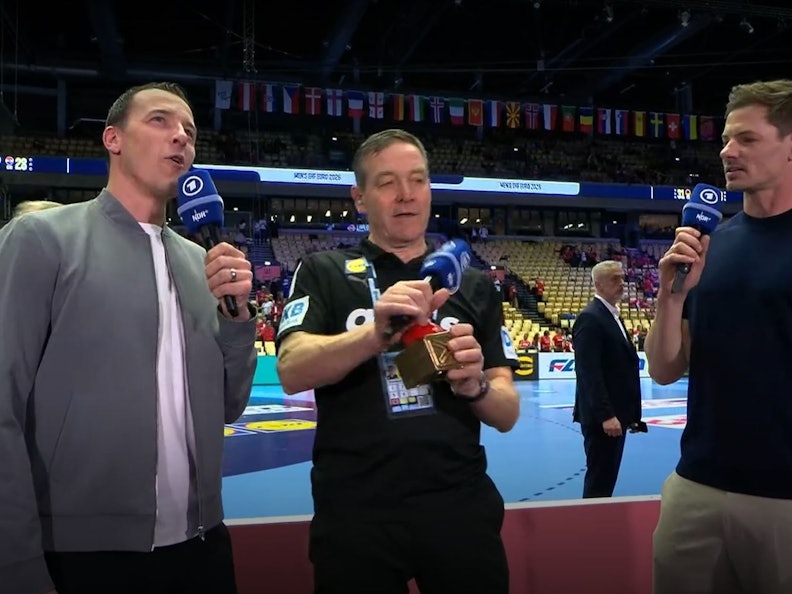 Alfred Gislason testet den Buzzer, den ihm Dominik Klein geschenkt hat.