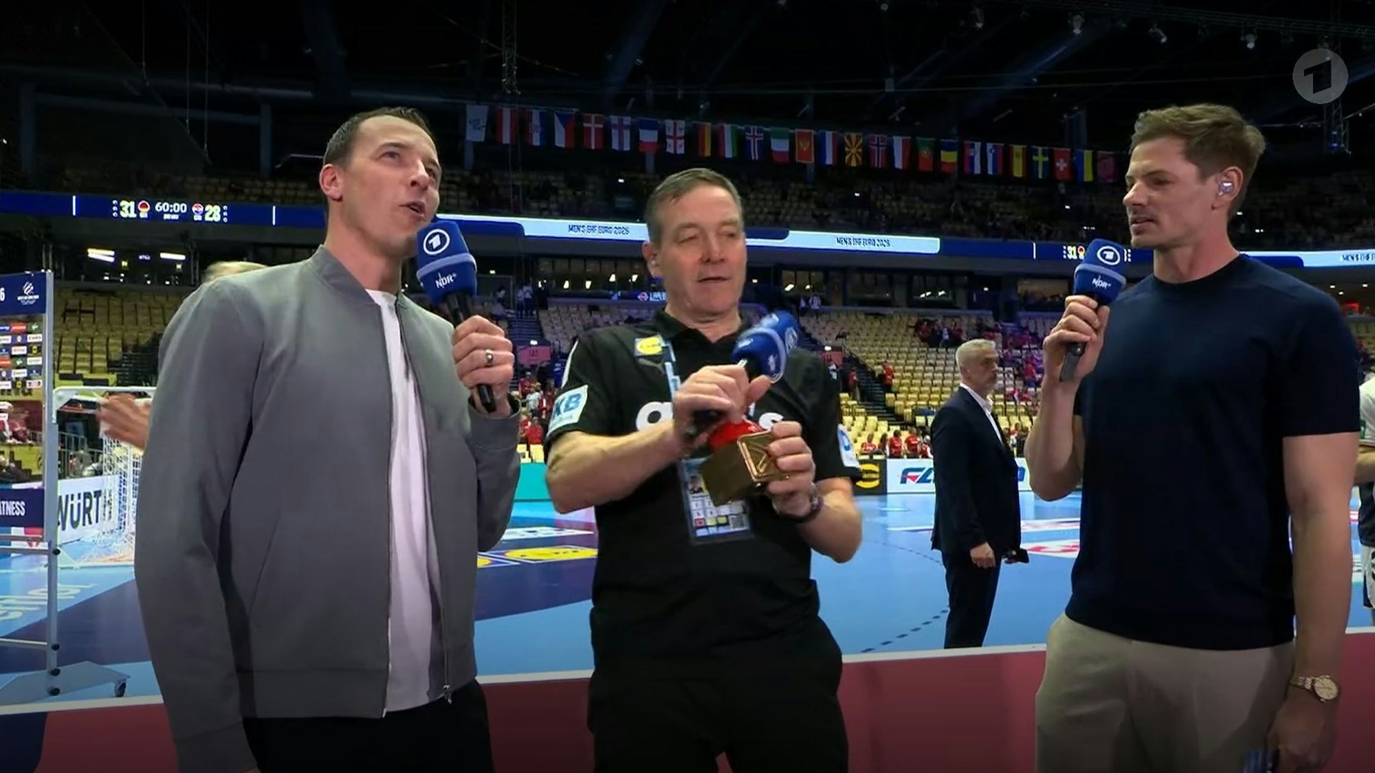 Alfred Gislason testet den Buzzer, den ihm Dominik Klein geschenkt hat.