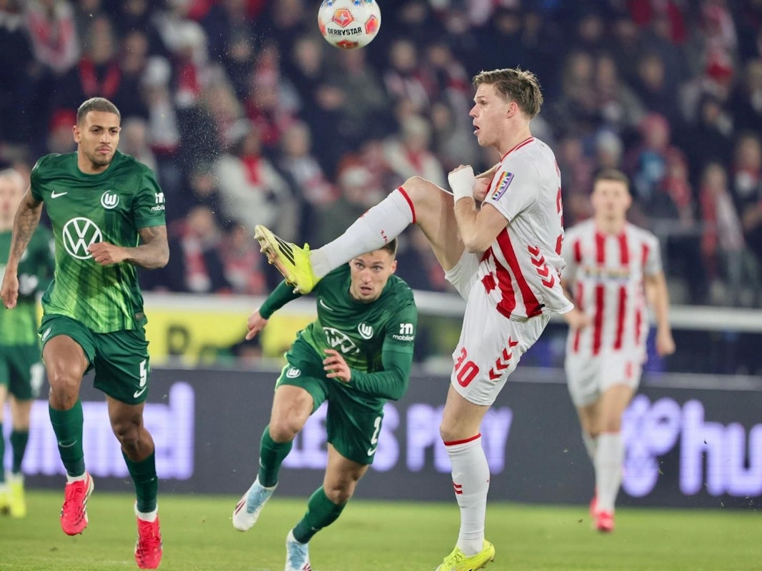 Marius Bülter nimmt den Ball an.