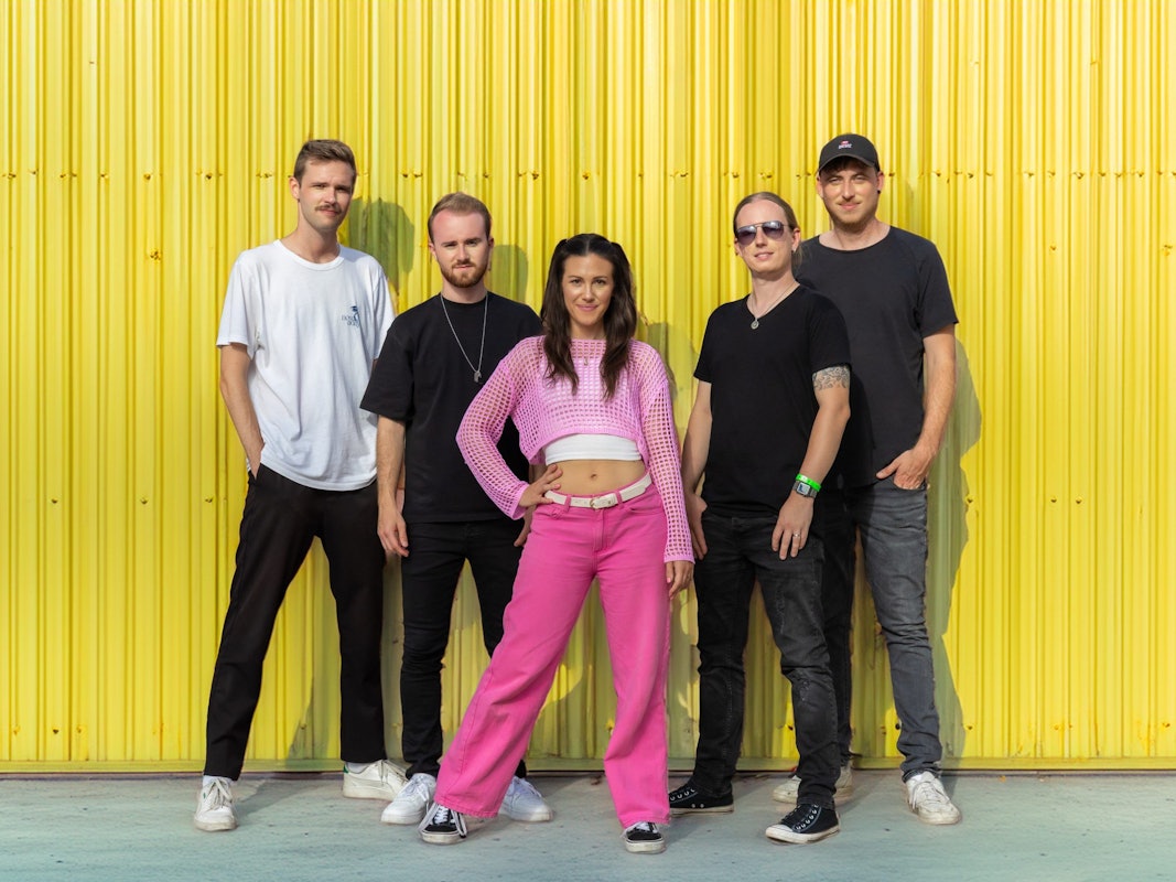 Die Band Pläsier aus Köln beim Gruppenfoto.