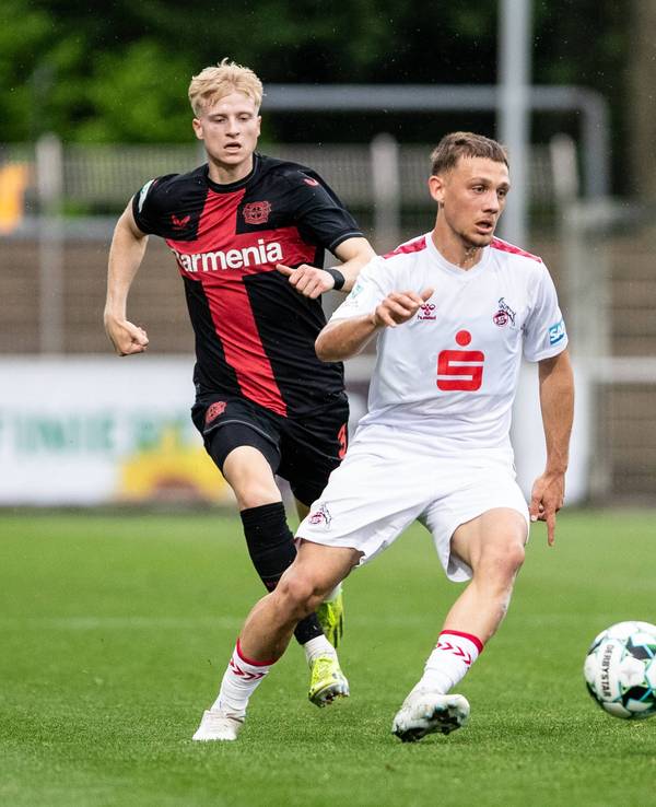 Jakob Krautkrämer am Ball.