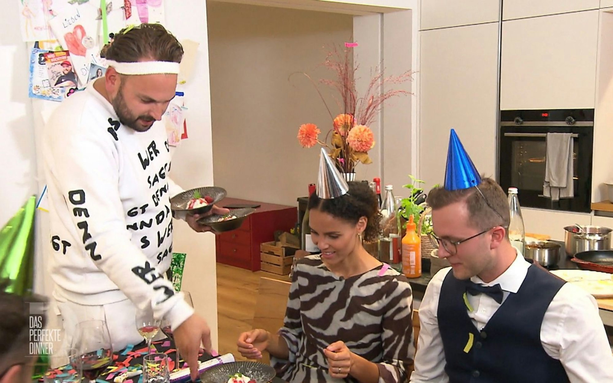 Beim Dessert ahnt er es noch nicht - doch Basti (rechts) gewinnt „Das perfekte Dinner“ in Aachen mit 35 Punkten. (Bild: RTL)