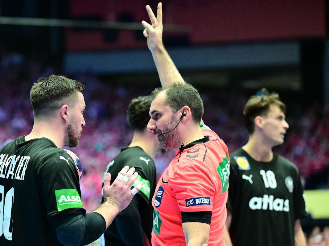 Jannik Kohlbacher (l, Deutschland) bekommt von Schiedsrichter Milos Raznatovic (r, Montenegro) eine Zeitstrafe angezeigt.