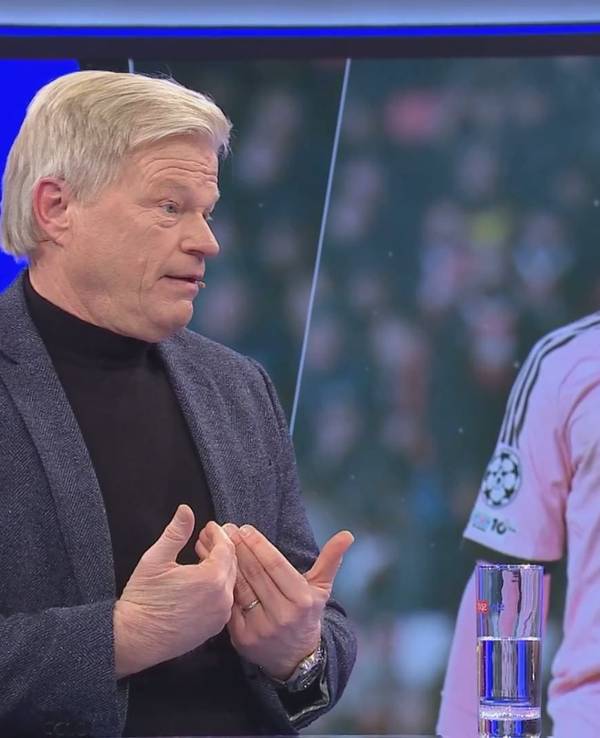 Oliver Kahn gestikuliert im Sky-Studio beim Thema Jonas Urbig.