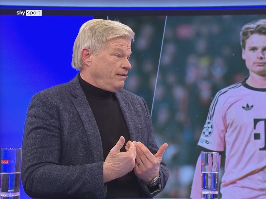 Oliver Kahn gestikuliert im Sky-Studio beim Thema Jonas Urbig.
