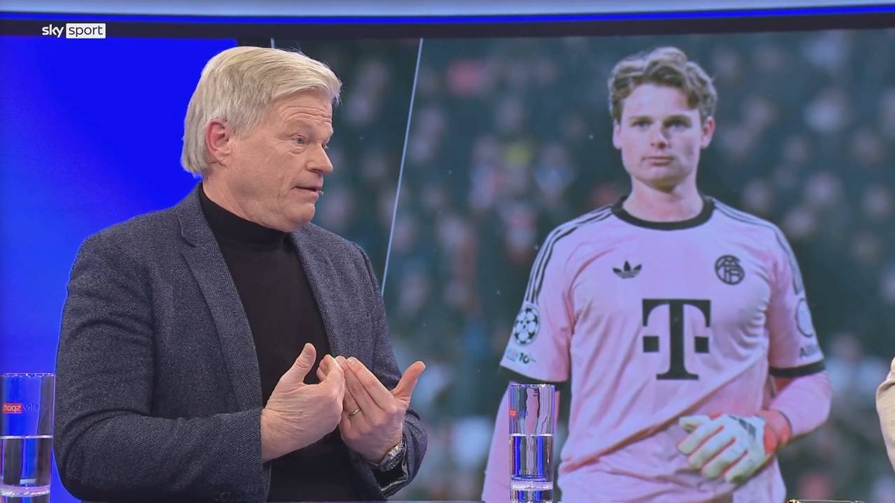 Oliver Kahn gestikuliert im Sky-Studio beim Thema Jonas Urbig.