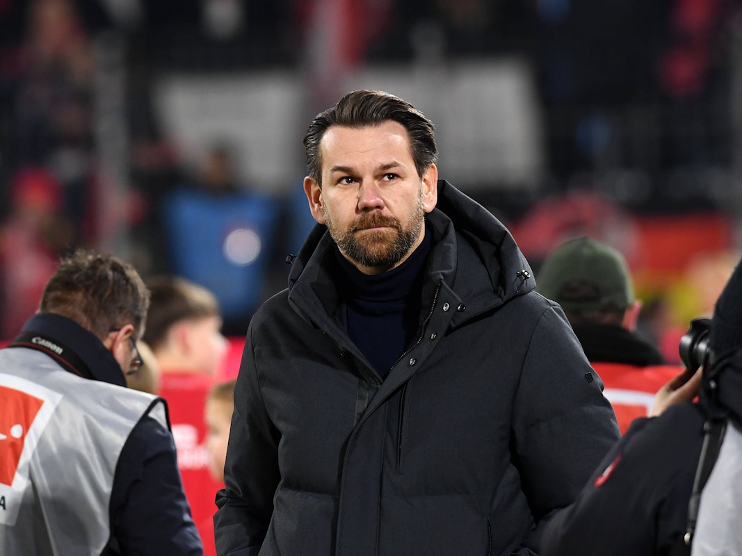 Thomas Kessler geht zum Interview.