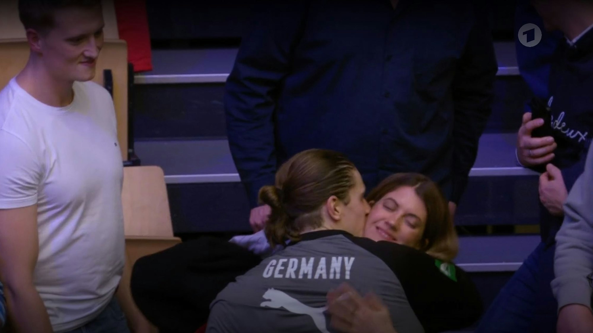 Juri Knorr küsst Freundin Friederike auf die Wange.