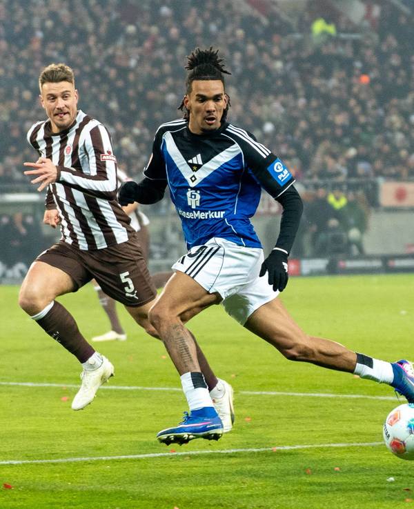 Damion Downs erwartet den Ball während des Spiels gegen den FC St. Pauli.