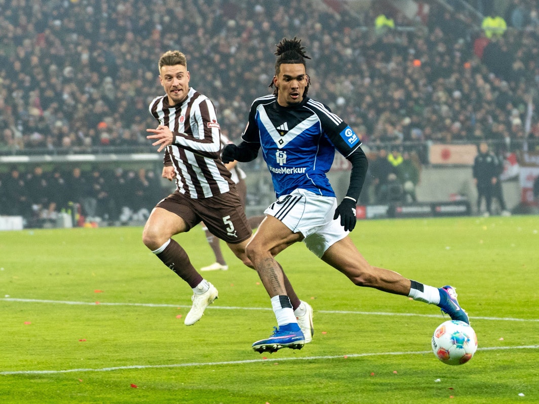 Damion Downs erwartet den Ball während des Spiels gegen den FC St. Pauli.