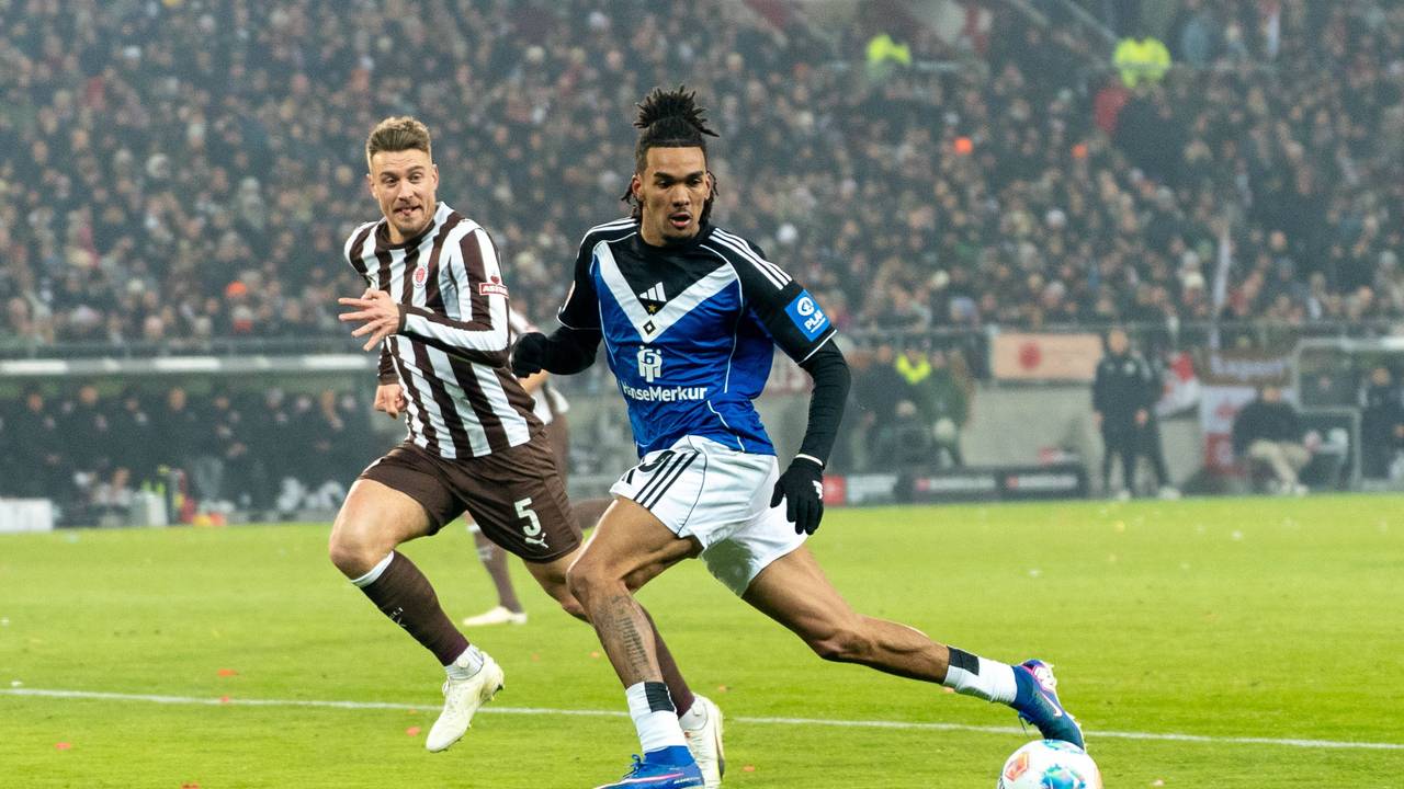 Damion Downs erwartet den Ball während des Spiels gegen den FC St. Pauli.