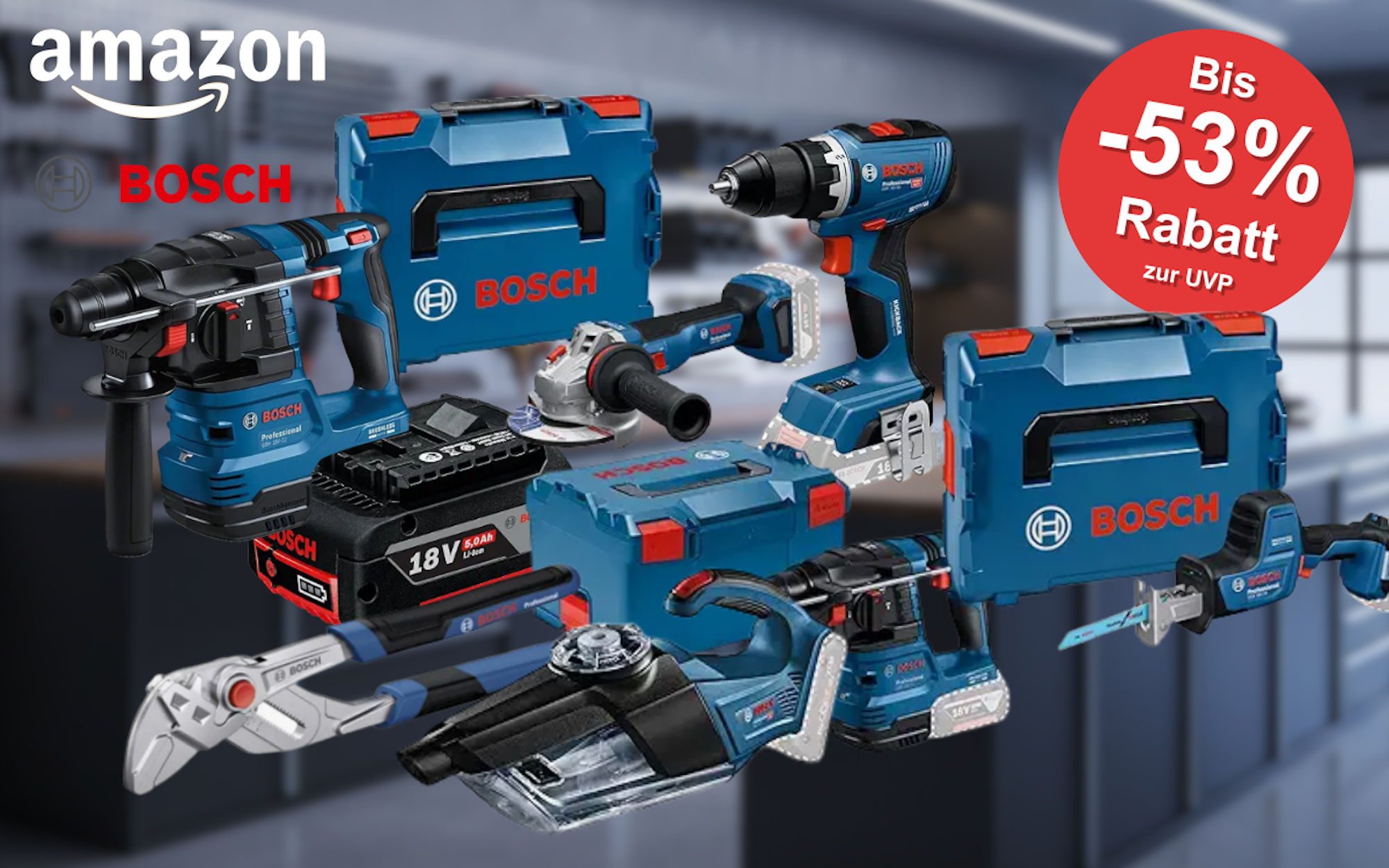 Bosch Professional Werkzeug vor einer verschneiten Baustelle mit Baugerüst im Winter in einer Innenstadt. Dabei Bosch Professional Akkubohrschrauber, Hammer, Schlagbohrmaschine, Winkelschleifer, Werkzeugkoffer, Säbelsäge, Elektrohobel.