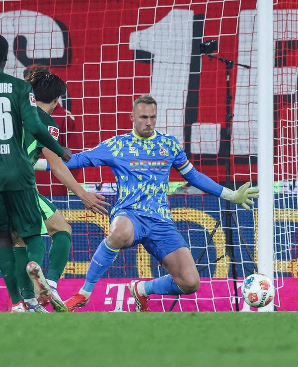 Marvin Schwäbe pariert einen Ball.