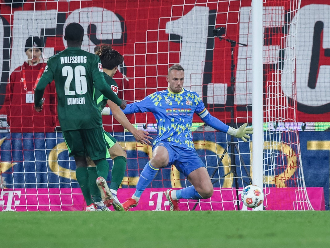 Marvin Schwäbe pariert einen Ball.