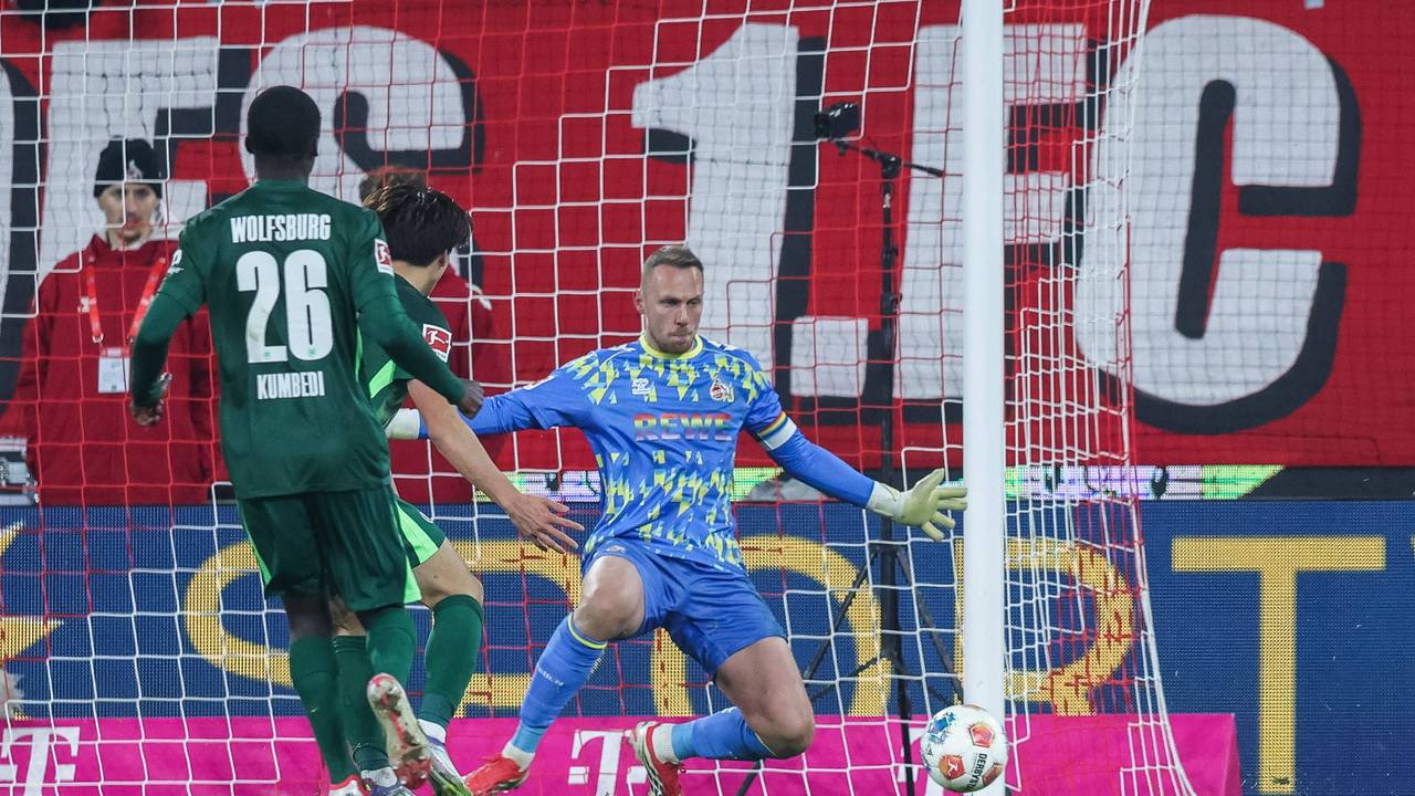 Marvin Schwäbe pariert einen Ball.