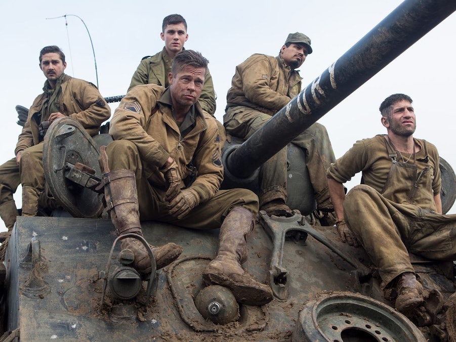 „Der beste Job, den ich jemals hatte“ - ein bisschen Zynismus hilft der „Fury“-Crew über die Schrecken des Krieges hinweg. Von links: Boyd Swan (Shia LaBeouf), Don „Wardaddy“ Collier (Brad Pitt), Norman Ellison (Logan Lerman), Trini Garcia (Michael Peña), Grady Travis (Jon Bernthal). (Bild: RTLZWEI)