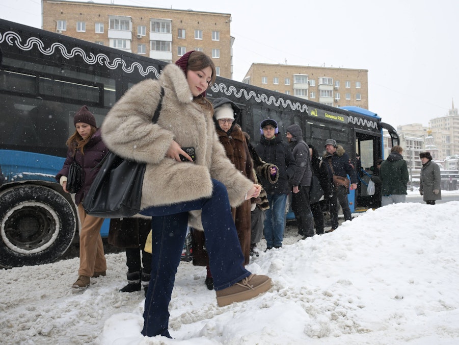 Menschen, Bus, Gebäude, Schnee und Bagger