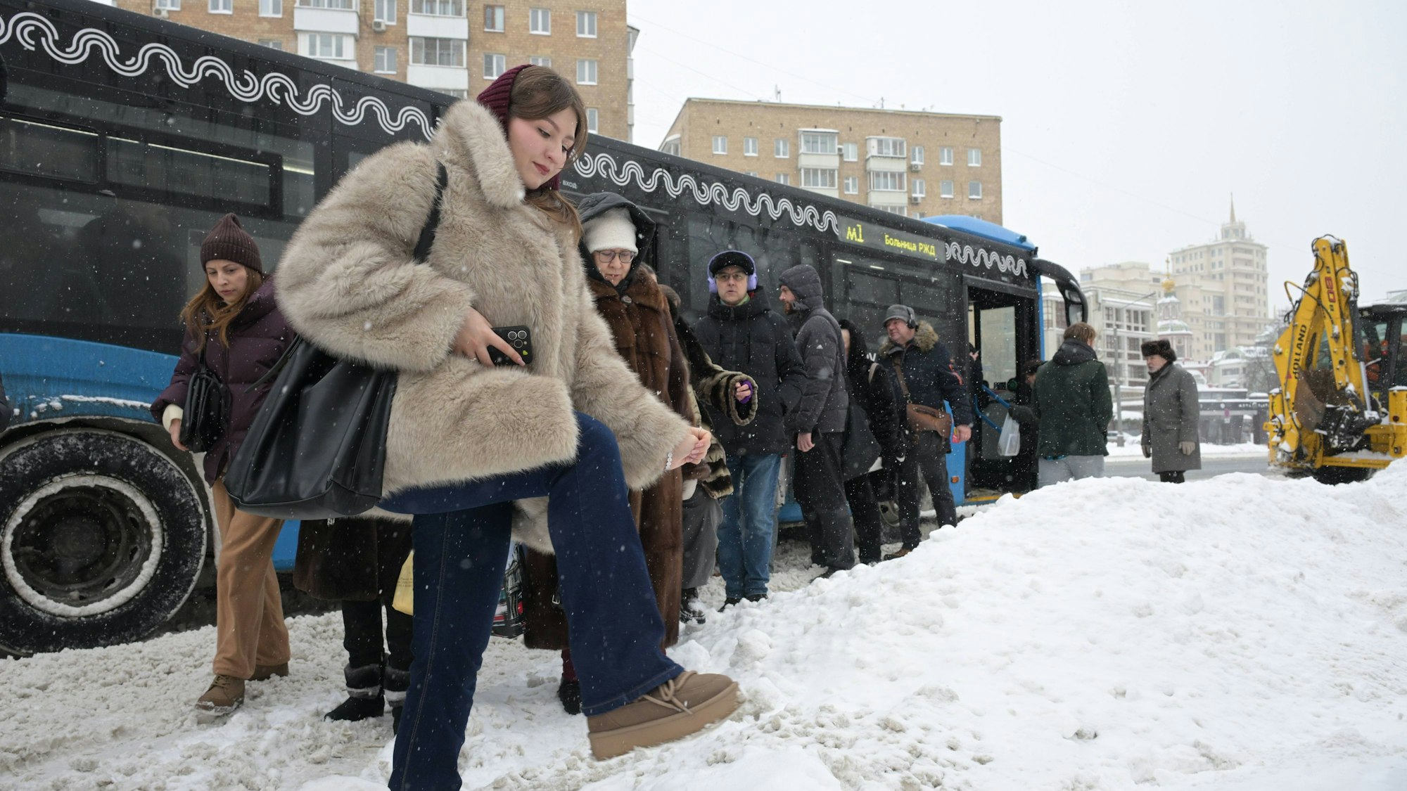 Menschen, Bus, Gebäude, Schnee und Bagger