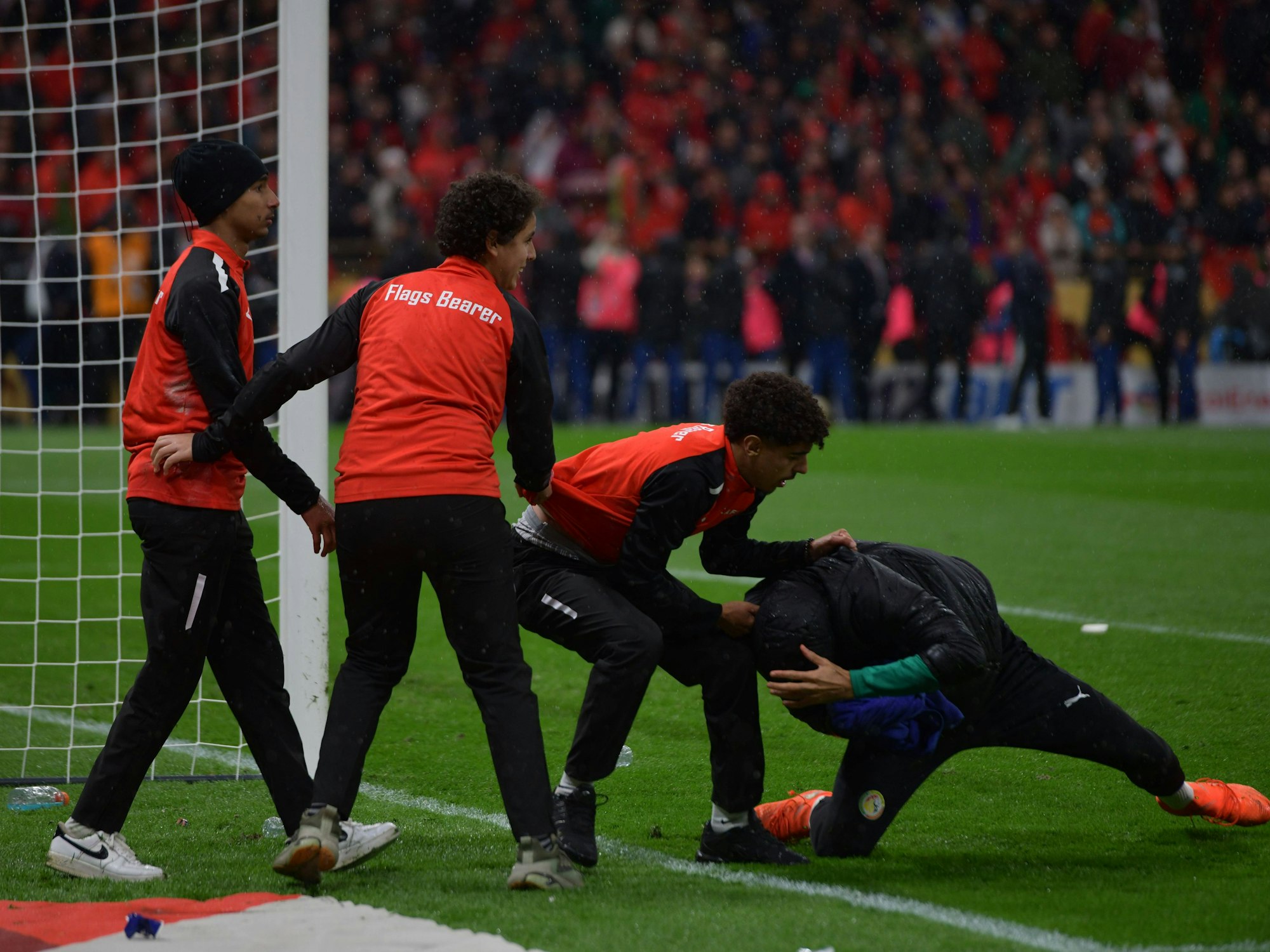 Die Balljungen versuchten Senegals zweitem Torwart im Finale des Afrika-Cups das Handtuch wegzureißen.