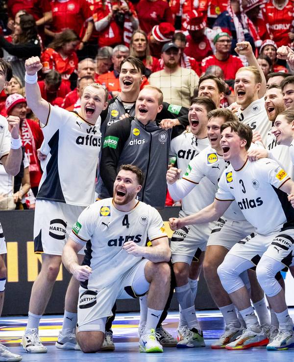 Die deutschen Handballer jubeln über den Finaleinzug.
