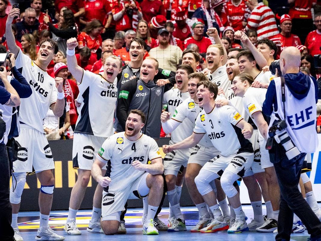 Die deutschen Handballer jubeln über den Finaleinzug.