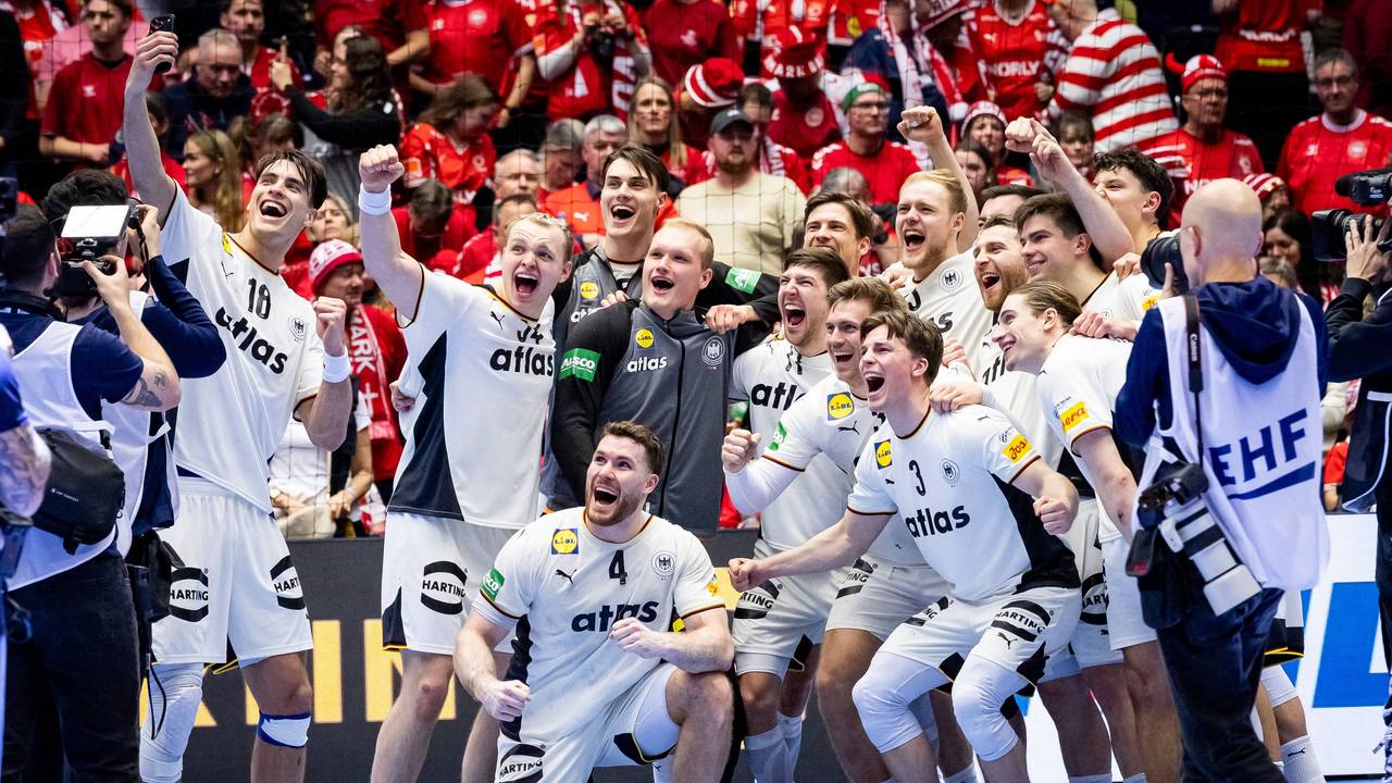 Die deutschen Handballer jubeln über den Finaleinzug.