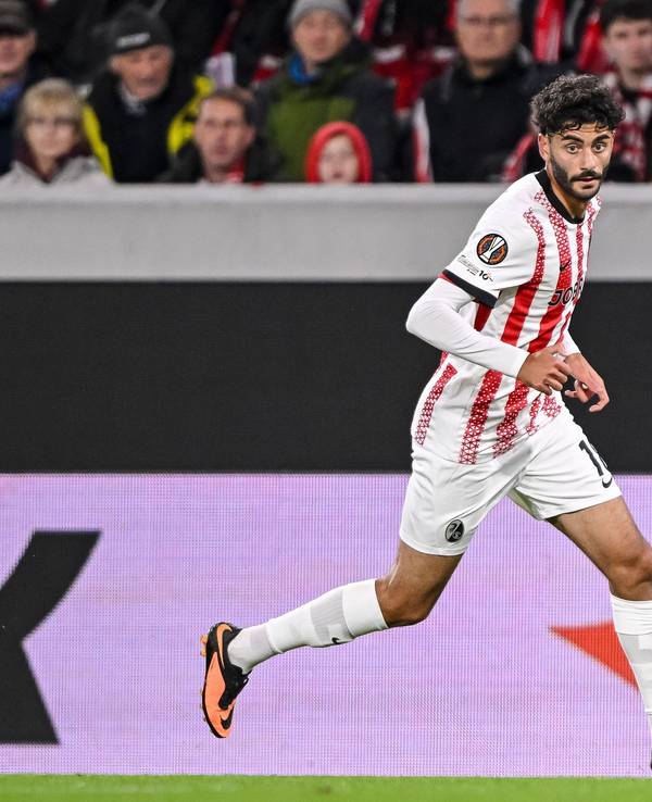 Eren Dinkçi vom SC Freiburg in Aktion.