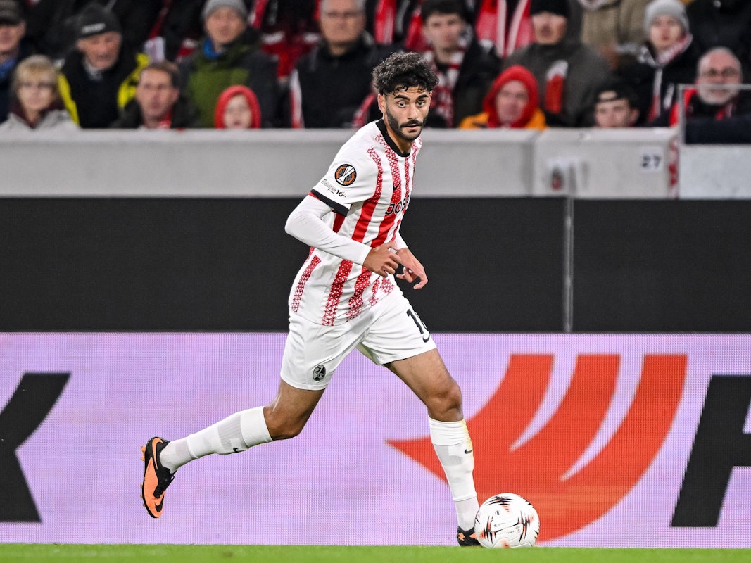 Eren Dinkçi vom SC Freiburg in Aktion.