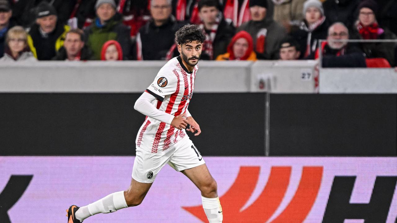 Eren Dinkçi vom SC Freiburg in Aktion.