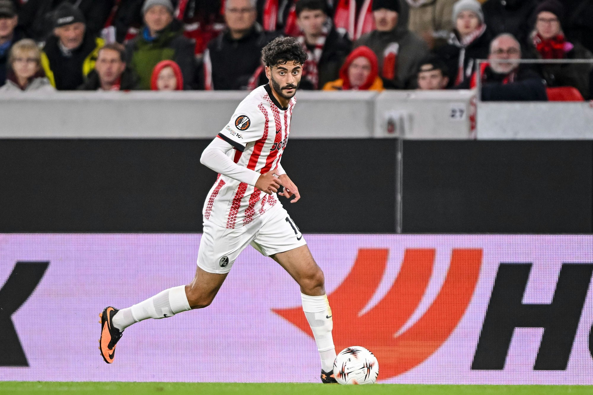 Eren Dinkçi vom SC Freiburg in Aktion.