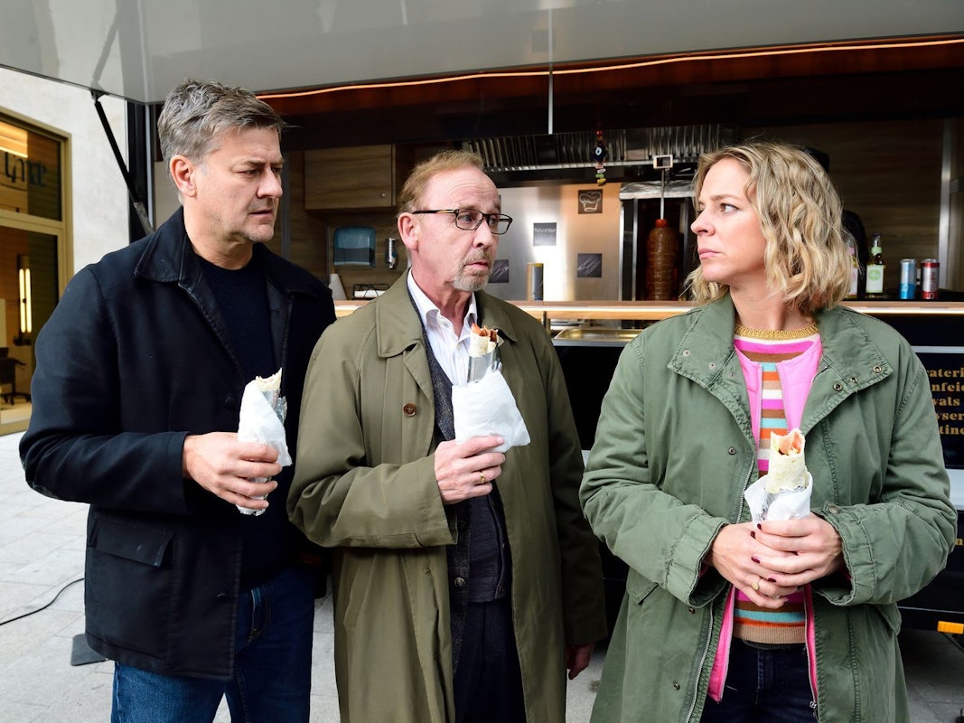 Marcus Mittermeier (links), Alexander Held und Bernadette Heerwagen sind seit über zehn Jahren ein eingespieltes Team in der Krimireihe „München Mord“. (Bild: ZDF/Susanne Bernhard)