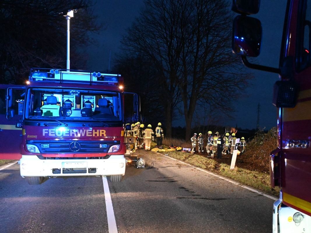 Einsatzkräfte der Feuerwehr sichern eine Unfallstelle.