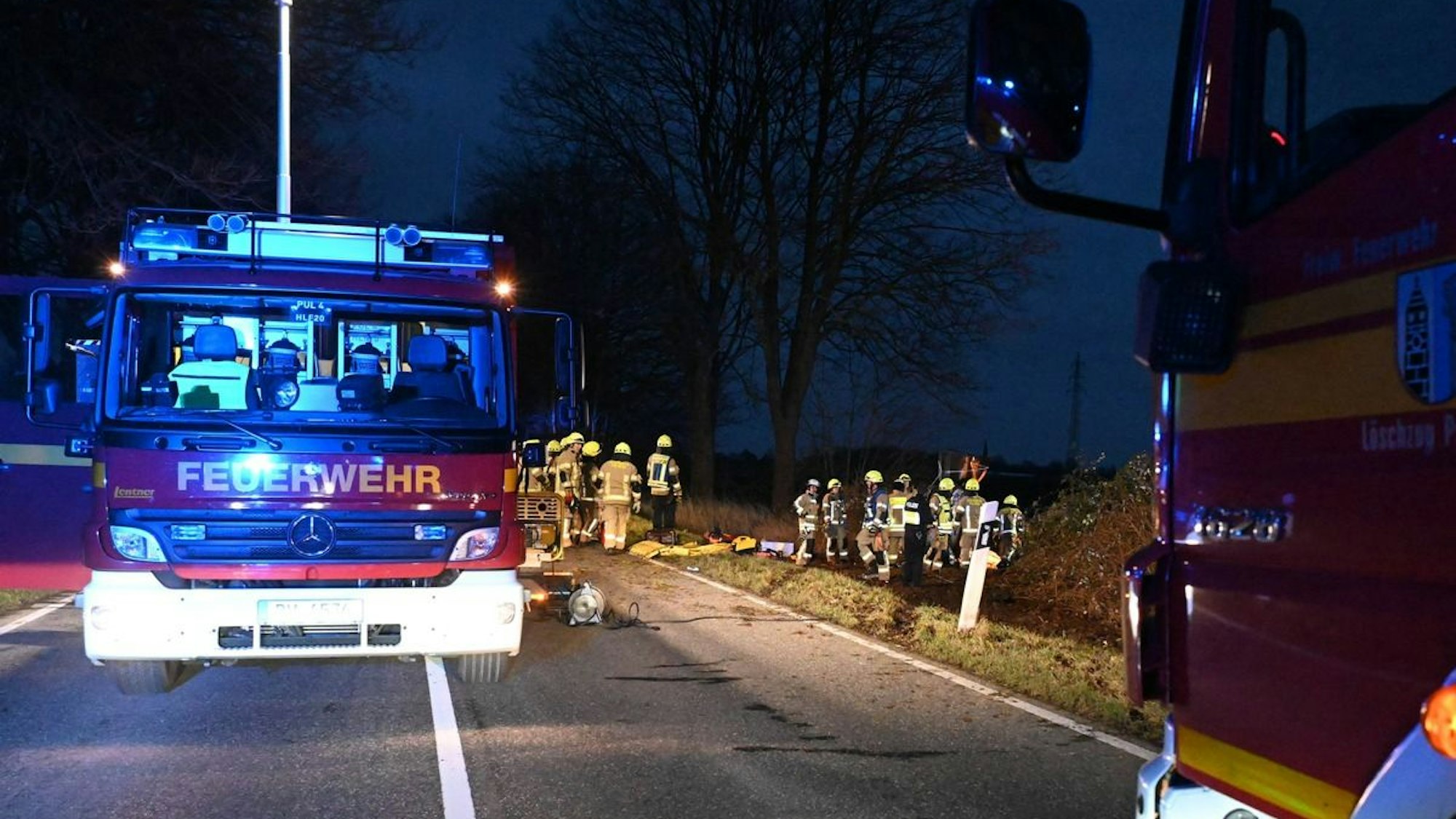 Einsatzkräfte der Feuerwehr sichern eine Unfallstelle.