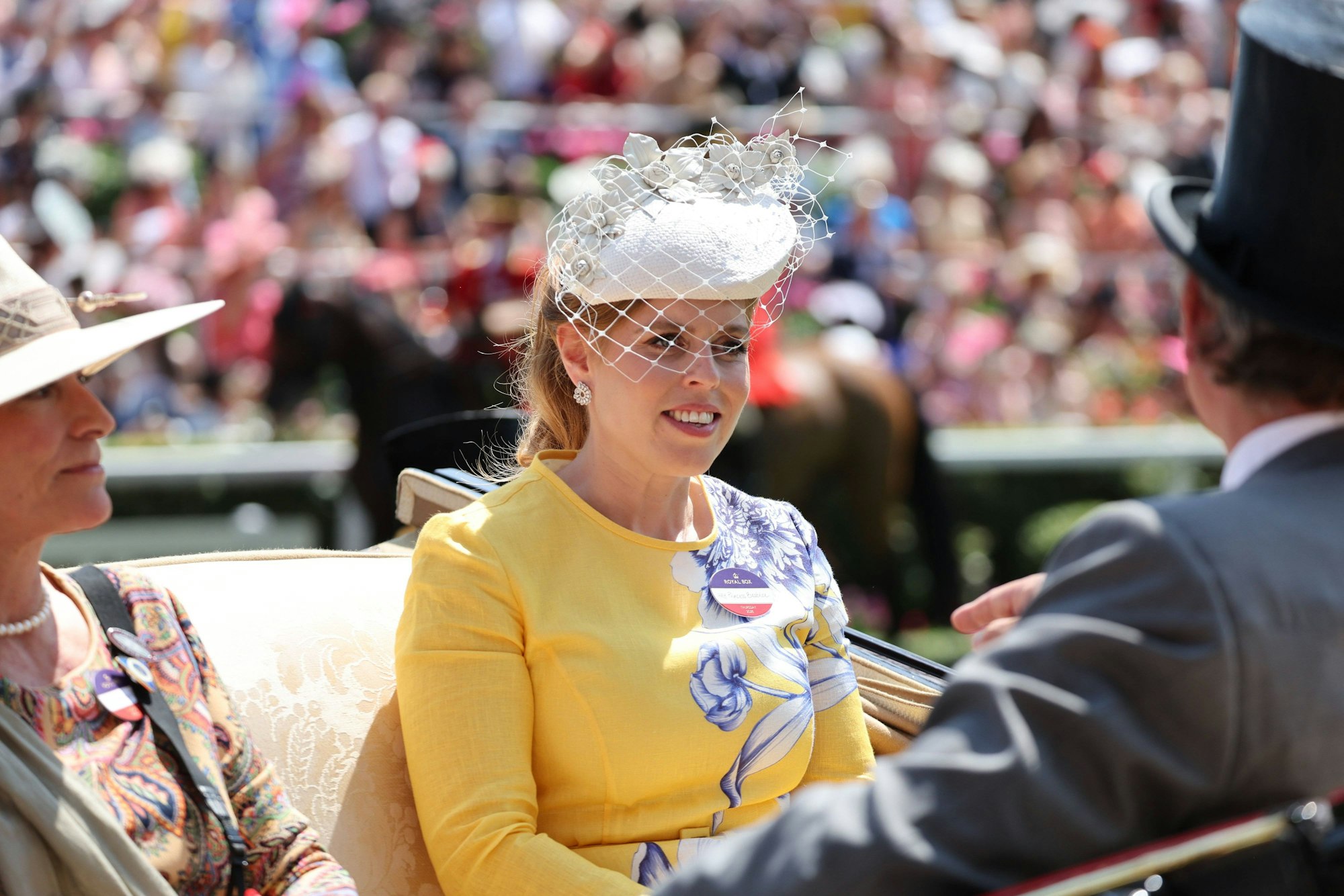 Prinzessin Beatrice und andere Personen in Kutsche.